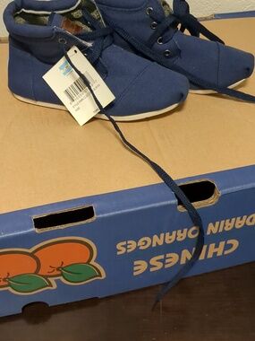 NWT navy blue women's TOMS